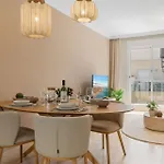 Vivi Homes - Casa Fina - Terrace - Jacuzzi - Εστεπόνα